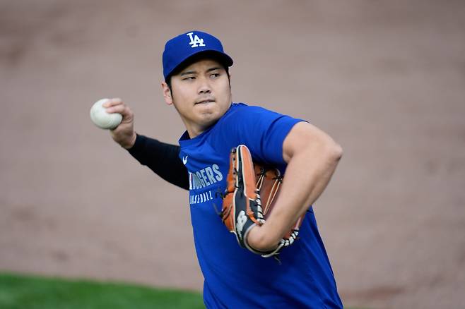 오타니 쇼헤이가 23일(현지시각) 미국 메이저리그(MLB) 시카고 컵스와의 경기를 앞두고 몸을 풀고 있다. /AP·연합뉴스