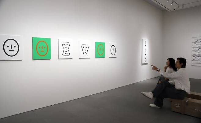 고객들이 신세계백화점이 분더샵 지하 1층에 위치한 신세계갤러리 청담에서 개최된 '안상수 개인전: 날개이상, 홀려라 홀리리로다' 전시를 둘러보고 있다.ⓒ신세계백화점