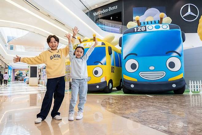 어린이 모델들이 스타필드 하남에서 진행 중인 ‘제5회 벌룬 페스티벌’ 타요파크에서 사진 촬영을 하고 있다.ⓒ스타필드