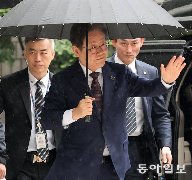 더불어민주당 이재명 전 대표가 22일 서울 서초구 서울중앙지방법원에서 열린 ‘대장동 배임 및 성남FC 뇌물’ 1심 공판에 출석하며 지지자들에게 손을 흔들고 있다. 이 전 대표는 이날 “의대 정원을 합리화하고 공공의대를 설립해 공공·필수·지역 의료 인력을 양성하겠다”고 밝혔다. 장승윤 기자 tomato99@donga.com