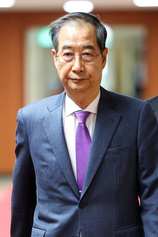 한덕수 대통령 권한대행 국무총리가 22일 서울 종로구 정부서울청사에서 열린 국무회의에 입장하고 있다. 2025.04.22. 서울=뉴시스