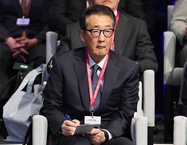 빅터 차 전략국제문제연구소(CSIS) 한국 석좌가 23일 오전 서울 용산구 그랜드하얏트 호텔에서 열린 ‘아산 플래넘 2025’에서 커트 캠벨(Kurt Campbell) 전 미 국무부 부장관의 기조연설을 듣고 있다. ‘ 해방 80주년, 한일 국교정상화 60주년’을 주제로 열린 아산 플래넘 2025는 한국과 주변 국가 관계, 동북아 미래비전, 한국과 동북아의 미래 안보와 번영 등을 논의한다. 2025.4.23. 뉴스1