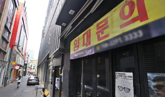 5월 황금연휴가 다가오면서 자영업자들의 고민이 커지고 있다. 내수 침체로 좀처럼 소비가 늘지 않으면서 휴일이 다가옴에도 반기지 못하는 분위기다. 연합뉴스