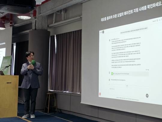 성낙호 네이버클라우드 하이퍼스케일AI 기술통괄이 22일 '네이버클라우드 테크밋업'에서 자사 추론모델과 협업도구 노션을 MCP 기반으로 연결한 AI에이전트 서비스를 시연하고 있다. 팽동현 기자