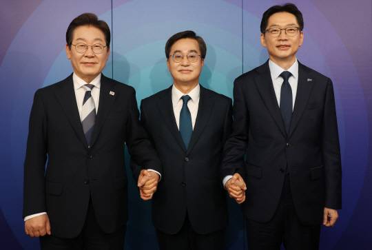 이재명(왼쪽부터), 김동연, 김경수 더불어민주당  대선 경선 후보가 23일 서울 여의도 오마이TV 스튜디오에서 열린 오마이TV 초청 토론회 시작에 앞서 기념 촬영하고 있다. [국회사진기자단=연합뉴스]