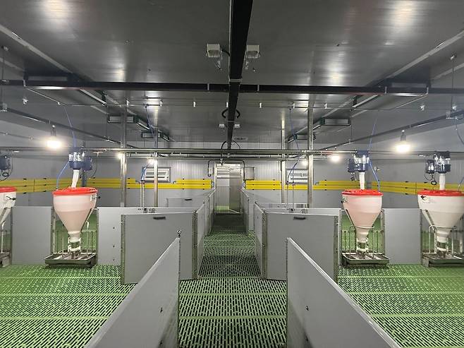 국립공주대학교 차세대 스마트팜 ICT 융합기술 연구센터의 생산성 향상과 환경제어 기능을 갖춘 스마트 돈사 테스트베드 이미지.