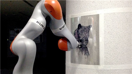 이화여대 시뮬레이션 기반 융복합 콘텐츠 연구센터 '비평면을 대상 로봇 드로잉' 기술