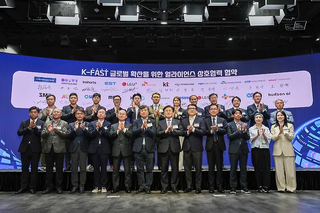 유상임 과학기술정보통신부 장관이 23일 오후 서울 강남구 코엑스 스튜디오159에서 열린 '글로벌 K-FAST 얼라이언스 출범식' 에서 기념촬영을 하고 있다. (앞줄 왼쪽부터) 김유호 스마트미디어렙 대표, 박형준 JTBC 본부장, 최대식 SBS 국장, 김현기 KBS 센터장, 조준묵 MBC 본부장, 김성철 고려대학교 교수, 유상임 장관, 김용수 삼성전자 부사장, 조병하 엘지전자 전무, 서장호 CJ ENM 본부장, 박준경 뉴아이디 대표, 신현진 허드슨AI 대표. (뒷줄 왼쪽부터) 한정훈 K엔터테크허브 대표, 양효걸 도스트11 대표, 이건창 인쇼츠 대표, 정상원 이스트소프트 대표, 김태훈 LG유플러스 상무, 이창훈 SKB 부사장, 김채희 KT 전무, 이창희 KAIT 부회장, 박윤규 NIPA 원장, 이상훈 KCA 원장, 문형돈 IITP 본부장, 오광혁 KOBACO 본부장.