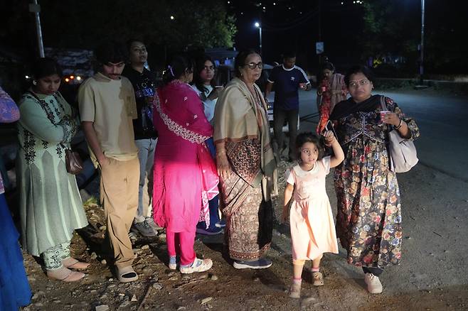 22일(현지 시각) 인도 카슈미르 파할감에서 발생한 총기 테러로 도로가 봉쇄돼 현장에 남아있던 관광객들이 경찰의 해산 명령으로 집으로 돌아가고 있다. 사진=AP 연합뉴스