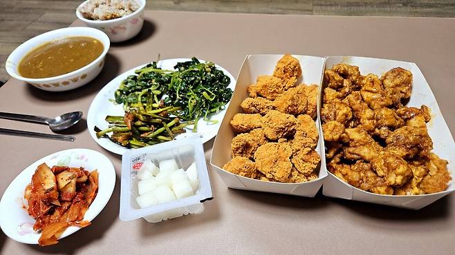 20250422_210059.jpg 저녁 호식이 두마리 치킨에 치킨카레