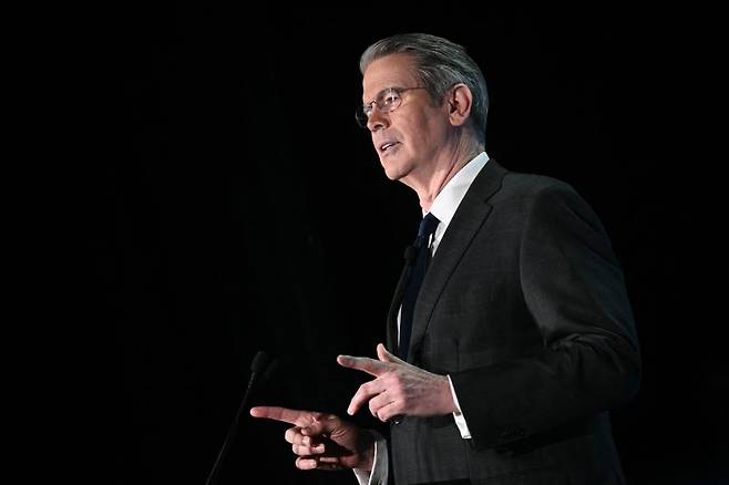 스콧 베선트 미국 재무장관이 22일(현지시간) 워싱턴 DC에서 열린 JP모건 주최 비공개 투자자 서밋에서 미중 무역전쟁이 '매우 가까운 미래'에 누그러질 것이라면서 도널드 트럼프 대통령의 정책 목표는 미중 디커플링이 아니라고 말했다. 베선트 장관이 지난 9일 워싱턴 DC에서 열린 미은행가협회(ABA) 서밋에서 연설하고 있다. AFP 연합