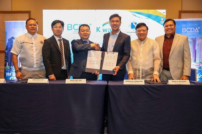 윤석대 한국수자원공사 사장(왼쪽 세번째)이 지난 22일 필리핀 현지에서 기지전환개발청과 업무협약을 체결한 뒤 기념촬영을 하고 있다. 수자원공사 제공