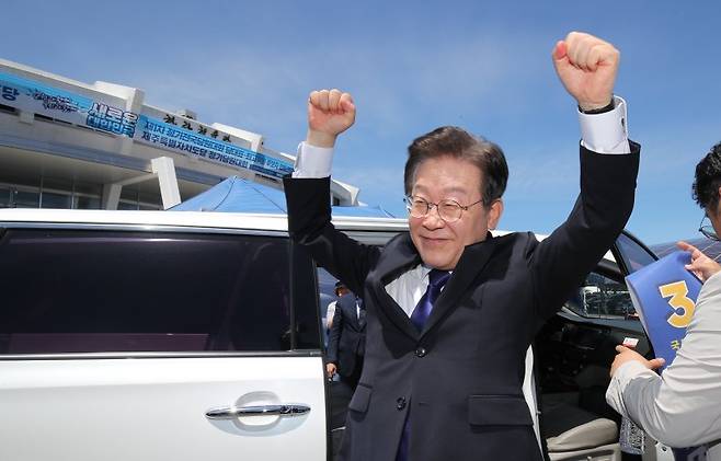 지난해 7월 20일 당시 이재명 더불어민주당 당대표 후보가 제주한라체육관에서 열린 민주당 당대표 및 최고위원 선출을 위한 순회 합동연설회에서 인천으로 떠나기 전 당원들을 향해 인사하고 있다. 사진=뉴시스