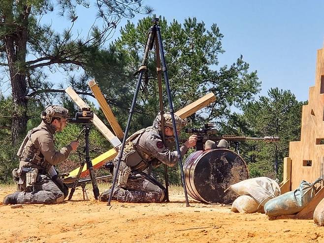 육군 1군단 특공연대 저격수팀은 지난 4일부터 10일까지 미 조지아주 포트무어에서 개최된 '2025년 미 국제 저격수대회'에 참가해 '국제부문 1위'의 우수한 성적을 거두었다. 지난 2001년 시작되어 올해로 25회를 맞은 저격수대회는 세계 각국에서 선발된 최고의 저격수들이 모여 실력을 겨루는 권위있는 대회다. 사진은 1군단 특공연대 저격수팀 장제욱 중사(사수)와 박대운 상사(관측수)가 타켓을 저격하고 있는 모습. 육군 제공