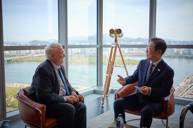 이재명 더불어민주당 대선 경선 후보가 23일 서울 여의도 파크원에서 존 햄리 미국 전략국제문제연구소장을 만나 관세, 안보, 대북 문제 등 주요 현안에 대해 의견을 나누고 있다. 사진=이재명 후보 캠프