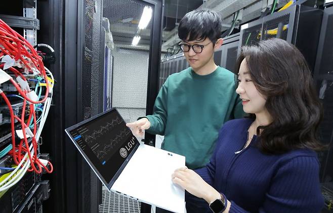 LG유플러스 임직원들이 인공지능을 활용한 네트워크 장애 예측 기술을 시연하고 있다. LG유플러스 제공