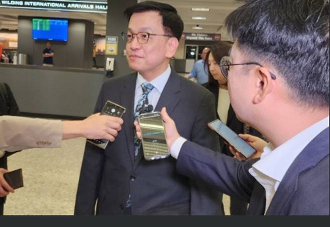 최상목 경제부총리 겸 기획재정부 장관이 미국 도널드 트럼프 행정부와 통상 협의를 하기 위해 22일(현지시각) 미국에 도착해 취재진과 인터뷰하고 있다. 연합뉴스