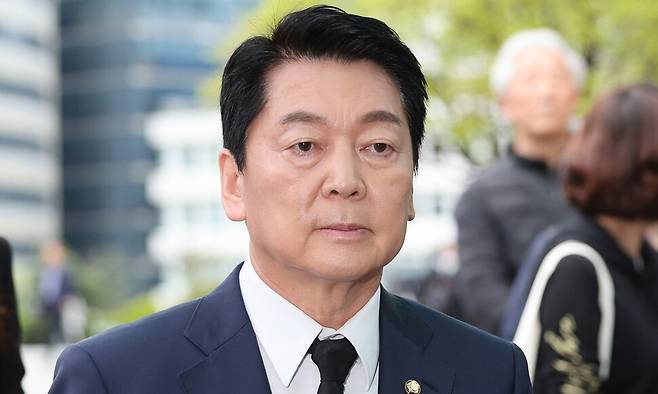 안철수 국민의힘 대선 경선 후보가 22일 서울 중구 명동대성당에 마련된 프란치스코 교황 분향소로 향하고 있다연합뉴스