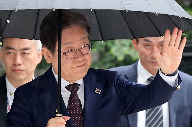 이재명 더불어민주당 대선 경선 후보가 22일 오전 서울 서초구 서울중앙지법에서 열린 ‘대장동 배임·성남FC 뇌물’ 1심 속행 공판에 출석하고 있다. 김영원 기자 forever@hani.co.kr