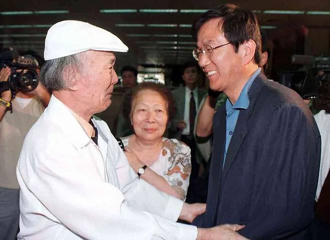 홍세화 은행장이 프랑스 망명 생활 20년 만이던 1999년 6월14일 고국 땅을 밟고 김포공항 입국장에서 마중 나온 사람들과 기쁨을 나누고 있다. 윤운식 선임기자 yws@jani.co.kr