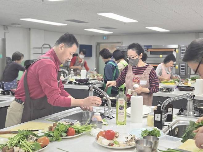행복한밥상 프로그램을 진행하고 있는 모습. 노원구 제공