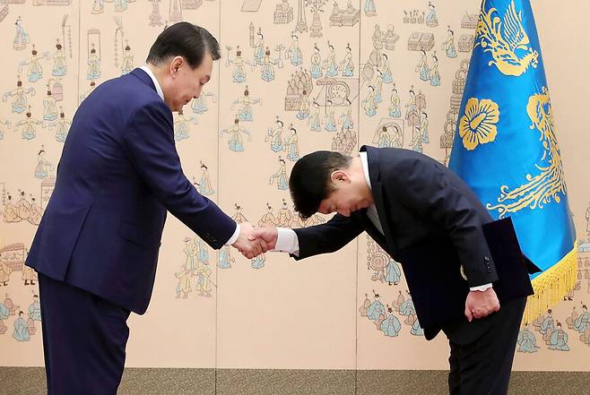 윤석열 대통령이 지난해 8월25일 서울 용산 대통령실 청사에서 이동관 신임 방송통신위원장에게 임명장을 수여한 뒤 악수하고 있다. 연합뉴스