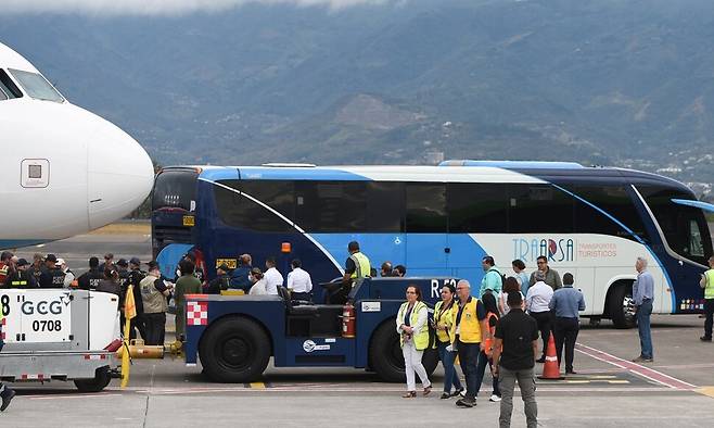 올해 2월20일 미국에서 추방된 중앙아시아와 인도 출신 이민자들을 태운 버스가 코스타리카 산호세의 후안 산타마르 국제공항에 도착하고 있다. 산호세/AP 연합뉴스