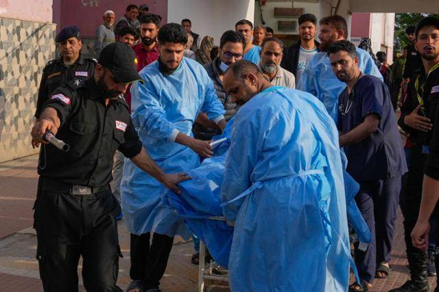 인도가 통치하는 잠무카슈미르 파할감에서 관광객 대상으로 총격 테러가 발생한 22일, 인근 아난트나그 지역의 병원에서 의료진들이 부상을 입고 이송된 관광객을 치료를 위해 옮기고 있다. 아난트나그=AP 연합뉴스