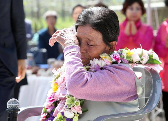 2019년 4월 22일 오후 경북 포항시 북구 죽장면에서 열린 '사랑의 집 짓기' 준공 행사에서 박필근 할머니가 도움을 준 사람들에게 감사 인사를 하다 눈물을 흘리고 있다. 포항=연합뉴스