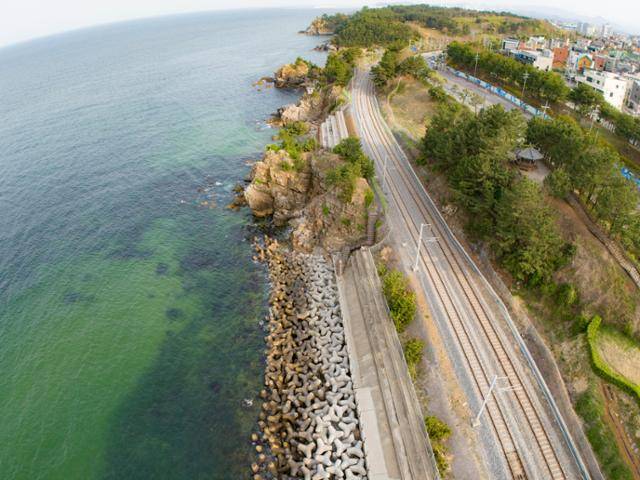 강원 동해시 하평해변 남단 방파제 옆으로 영동선 철길이 지나고 있다.