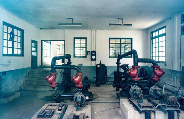 강원 동해시 동해 구 상수시설 기계실 내에 장비들이 남아 있다.