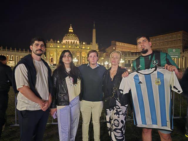 프란치스코 교황의 고국인 아르헨티나에서 바티칸을 찾은 귀도(맨 왼쪽)와 그의 가족들은 22일 새벽 입장이 차단된 바티칸 앞에서 한국일보와 만나 "장례식에 꼭 다시 올 것"이라고 말했다. 로마=신은별 특파원