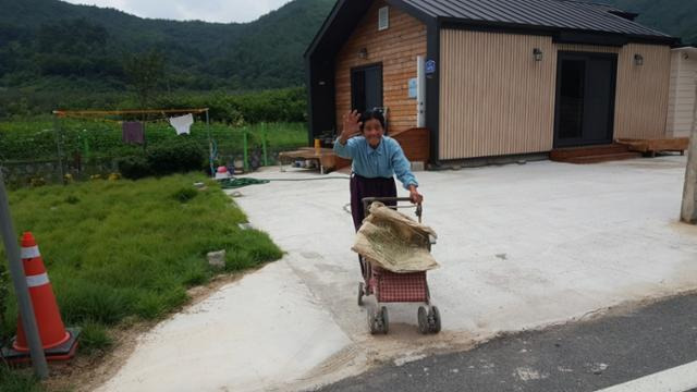 2019년 9월 10일 자택을 찾은 김은주 포항시의원에게 박필근 할머니가 손을 흔드는 모습. 포항여성회 제공
