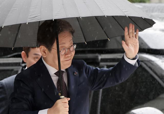 대권 도전에 나선 이재명 더불어민주당 전 대표가 22일 서울 서초구 서울중앙지방법원에서 열린 대장동 배임 및 성남FC 뇌물 1심 속행 공판에 출석하며 지지자들에게 손인사를 하고 있다. 뉴스1