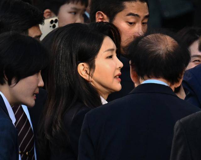 윤석열 전 대통령의 배우자 김건희 여사가 11일 서울 서초구 서초동 자택 앞에서 지지자들과 인사를 나누고 있다. 뉴스1