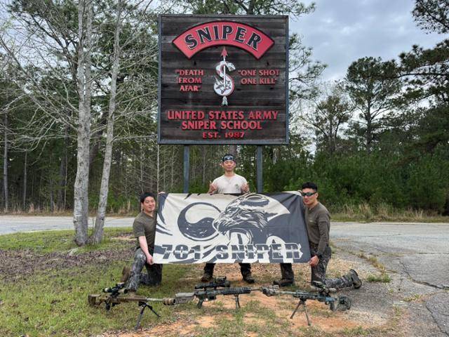 4~10일 미국 조지아주 포트무어에서 개최된 '2025년 미 국제 저격수대회'에 참가해 '국제부문' 1위를 차지한 육군 1군단 특공연대 저격수팀의 이동석(왼쪽부터) 중사, 장제욱 중사, 박대운 상사가 기념촬영을 하고 있다. 육군 제공