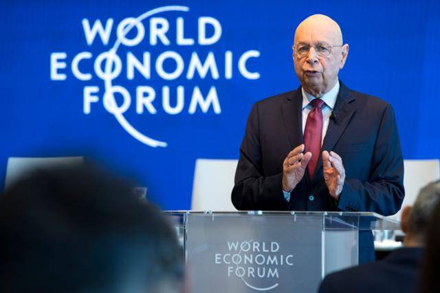 클라우스 슈바프 세계경제포럼(WEF·다보스포럼) 창립자 겸 전 이사회 의장이 2019년 1월 스위스 제네바에서 개최되는 세계경제포럼을 앞두고 열린 기자회견에서 발언하고 있다. 제네바=EPA 연합뉴스