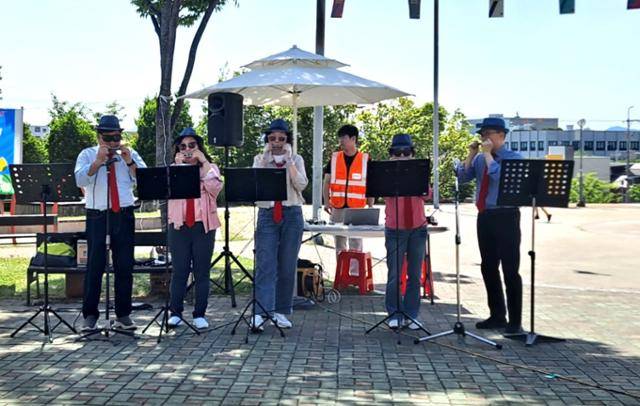 경남행복내일센터 커뮤니티 '신중년 인생하모니'(하모니카 동아리) 회원들이 지난해 5월 열린 창원 문화축제에 참가해 야외 공연을 하고 있다. 경남행복내일센터 제공