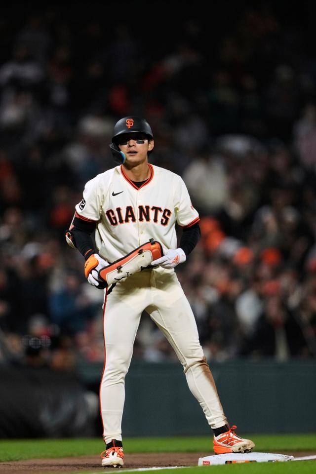 샌프란시스코의 이정후가 22일(한국시간) 미국 캘리포니아주 샌프란시스코의 오러클 파크에서 열린 2025 메이저리그(MLB) 밀워키와 경기에서 7회 말 1타점 3루타를 친 후 3루 베이스를 밟고 서 있다. 샌프란시스코=AP 뉴시스