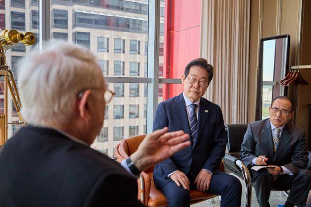 이재명(가운데) 더불어민주당 대선 경선 후보가 23일 존 햄리 미국 전략국제문제연구소(CSIS) 소장을 만나 관세, 안보, 대북 문제 등 주요 현안에 대해 의견을 교환하고 있다. 연합뉴스