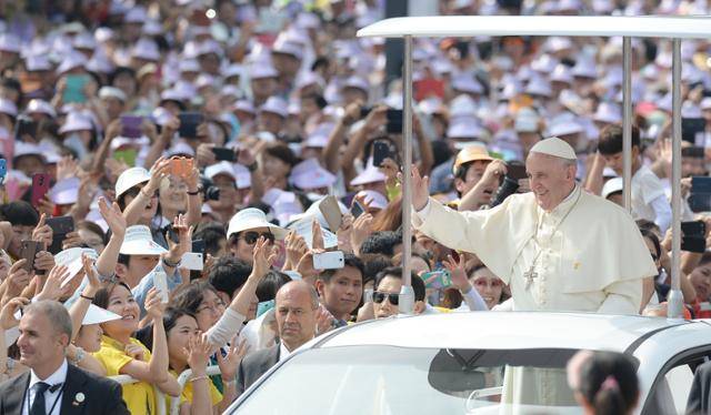 프란치스코 교황이 2014년 8월 16일 광화문광장에서 열린 '시복미사' 집전에 앞서 카퍼레이드를 하고 시민들에게 인사하고 있다. 연합뉴스