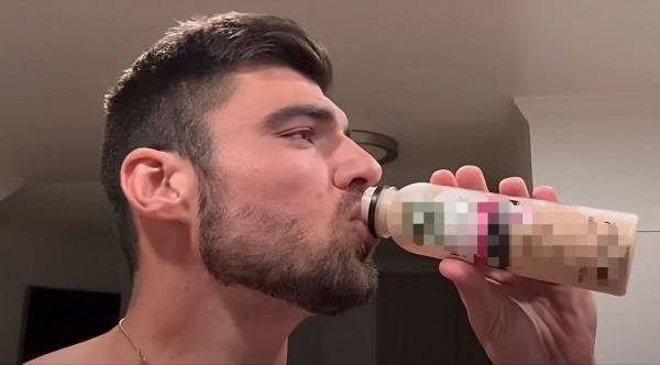 단백질 쉐이크 마시는 모습./사진=데일리메일