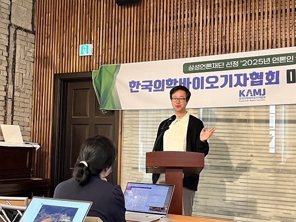 가톨릭대 의과대학 정신건강의학교실 이해국 교수가 23일 한국의학바이오기자협회 미디어 아카데미에서 ‘노인 세대 디지털 미디어 중독’이라는 주제로 강의했다./사진=임민영 기자