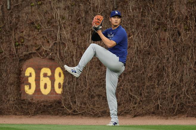 <yonhap photo-2181=""> CHICAGO, ILLINOIS - APRIL 22: Shohei Ohtani #17 of the Los Angeles Dodgers warms up prior to the game against the Chicago Cubs at Wrigley Field on April 22, 2025 in Chicago, Illinois. Michael Reaves/Getty Images/AFP (Photo by Michael Reaves / GETTY IMAGES NORTH AMERICA / Getty Images via AFP)/2025-04-23 08:13:57/ <저작권자 ⓒ 1980-2025 ㈜연합뉴스. 무단 전재 재배포 금지, AI 학습 및 활용 금지></yonhap>