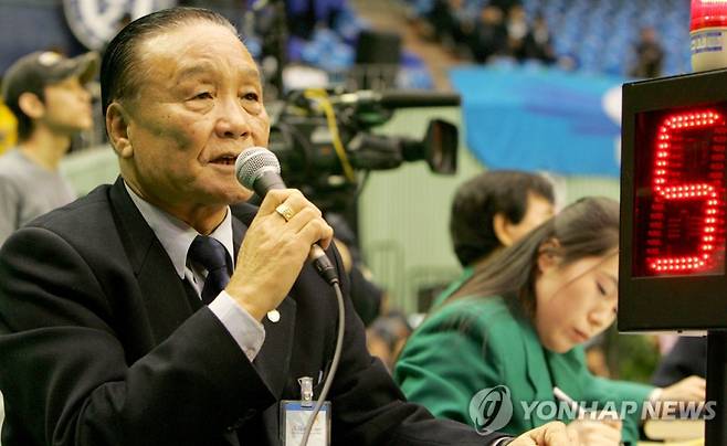 2004년 12월7일 농구대잔치에서 오랜만에 장내 아나운서를 맡았던 고인_[촬영 백승렬]  사진=연합뉴스