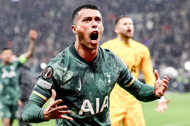 <yonhap photo-2364=""> epa12037860 Pedro Porro of Tottenham celebrates after the UEFA Europa League quarter-finals 2nd leg soccer match between SG Eintracht Frankfurt and Tottenham Hotspur, in Frankfurt Main, Germany, 17 April 2025. EPA/CHRISTOPHER NEUNDORF/2025-04-18 06:40:28/ <저작권자 ⓒ 1980-2025 ㈜연합뉴스. 무단 전재 재배포 금지, AI 학습 및 활용 금지></yonhap>