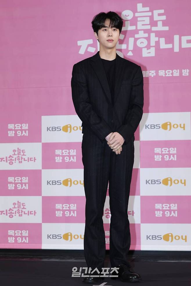 배우 김무준이 2일 오후 서울 마포구 스탠포드호텔에서 열린 KBS Joy 드라마 '오늘도 지송합니다' 제작발표회에 참석해 포즈를 취하고 있다. '오늘도 지송합니다'는 '천당' 밑 '천포 신도시'를 배경으로 사랑도, 결혼도 쉽지 않은 위장 유부녀 '지송이'의 파란만장 천포 생존기를 그린 로맨틱 코미디. 5일 밤 9시 첫 방송. 서병수 기자 qudtn@edaily.co.kr /2024.12.02/