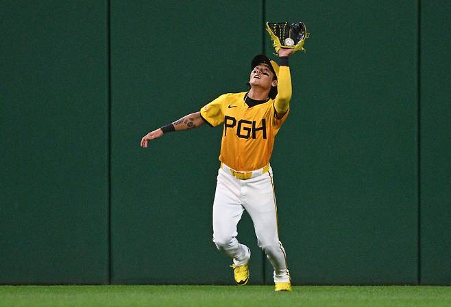 <yonhap photo-2242=""> PITTSBURGH, PENNSYLVANIA - AUGUST 23: Ji Hwan Bae #3 of the Pittsburgh Pirates catches a ball off the bat of Noelvi Marte #16 of the Cincinnati Reds (not pictured) in the seventh inning during the game at PNC Park on August 23, 2024 in Pittsburgh, Pennsylvania. Justin Berl/Getty Images/AFP (Photo by Justin Berl / GETTY IMAGES NORTH AMERICA / Getty Images via AFP)/2024-08-24 13:36:44/ <저작권자 ⓒ 1980-2024 ㈜연합뉴스. 무단 전재 재배포 금지, AI 학습 및 활용 금지></yonhap>