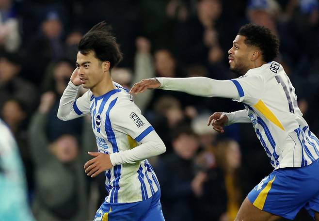 브라이턴 미토마(왼쪽)가 15일 아멕스 스타디움에서 열린 첼시와의 2024~25 EPL 25라운드 중 선제골을 터뜨린 뒤 환호하고 있다. 로이터=연합뉴스