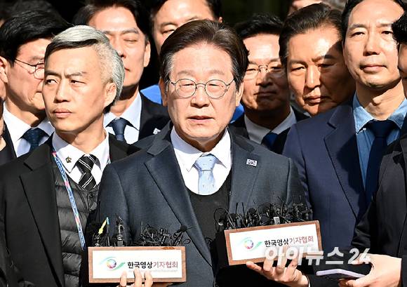 공직선거법 위반 항소심에서 무죄를 선고받은 이재명 더불어민주당 대표가 지난 3월 26일 오후 서울 서초구 서울고등법원에서 열린 공직선거법 위반 혐의 2심 선고 공판을 마친 뒤 입장을 밝히고 있다. [사진=곽영래 기자]